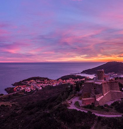 Collioure - Fort-Saint-Elme au lever du soleil un matin d'été.