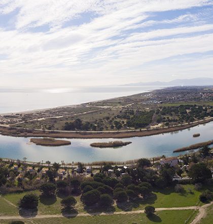 Panorama de l'embouchure de l'Agly qui se jette dans la mer méditerranée proche du Barcarès.
